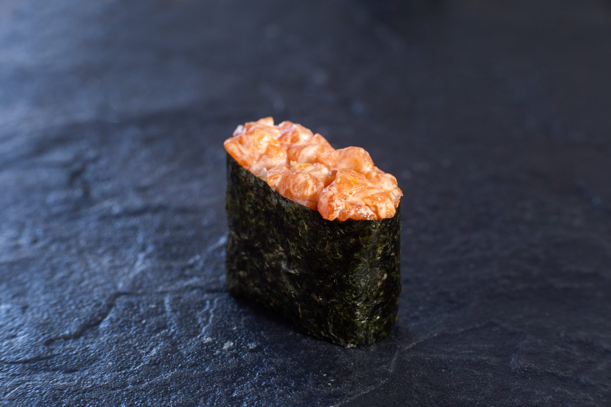 Гункан спайс лосось